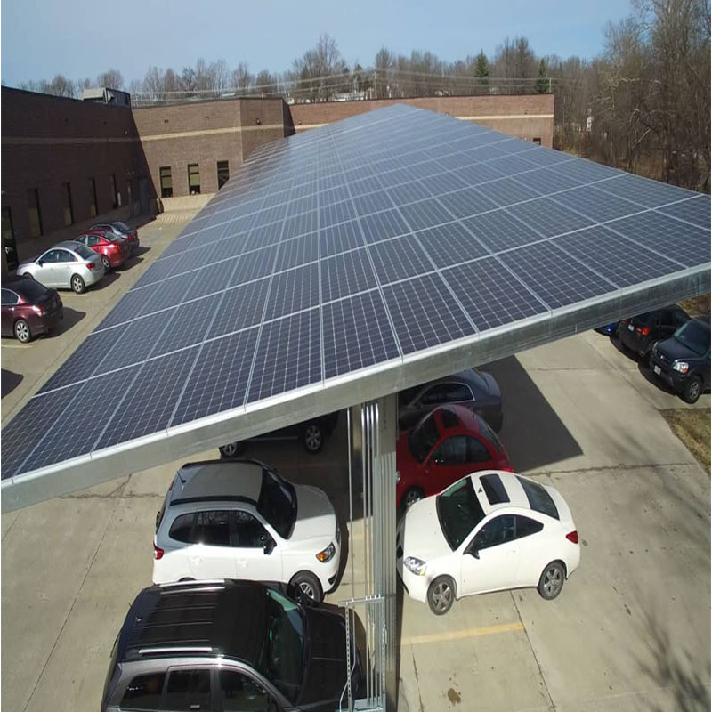 Sistemi fotovoltaici solari montati a terra per posto auto coperto
