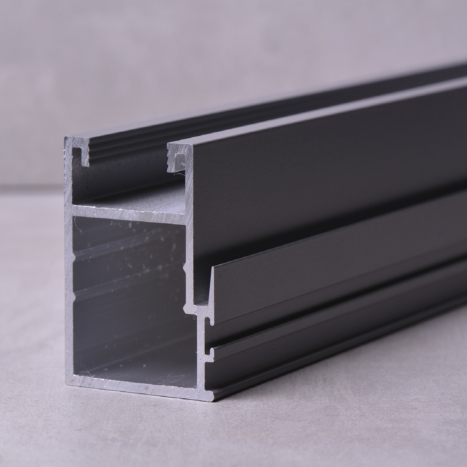 Profilo per porte e finestre in alluminio con rivestimento in polvere PVDF

