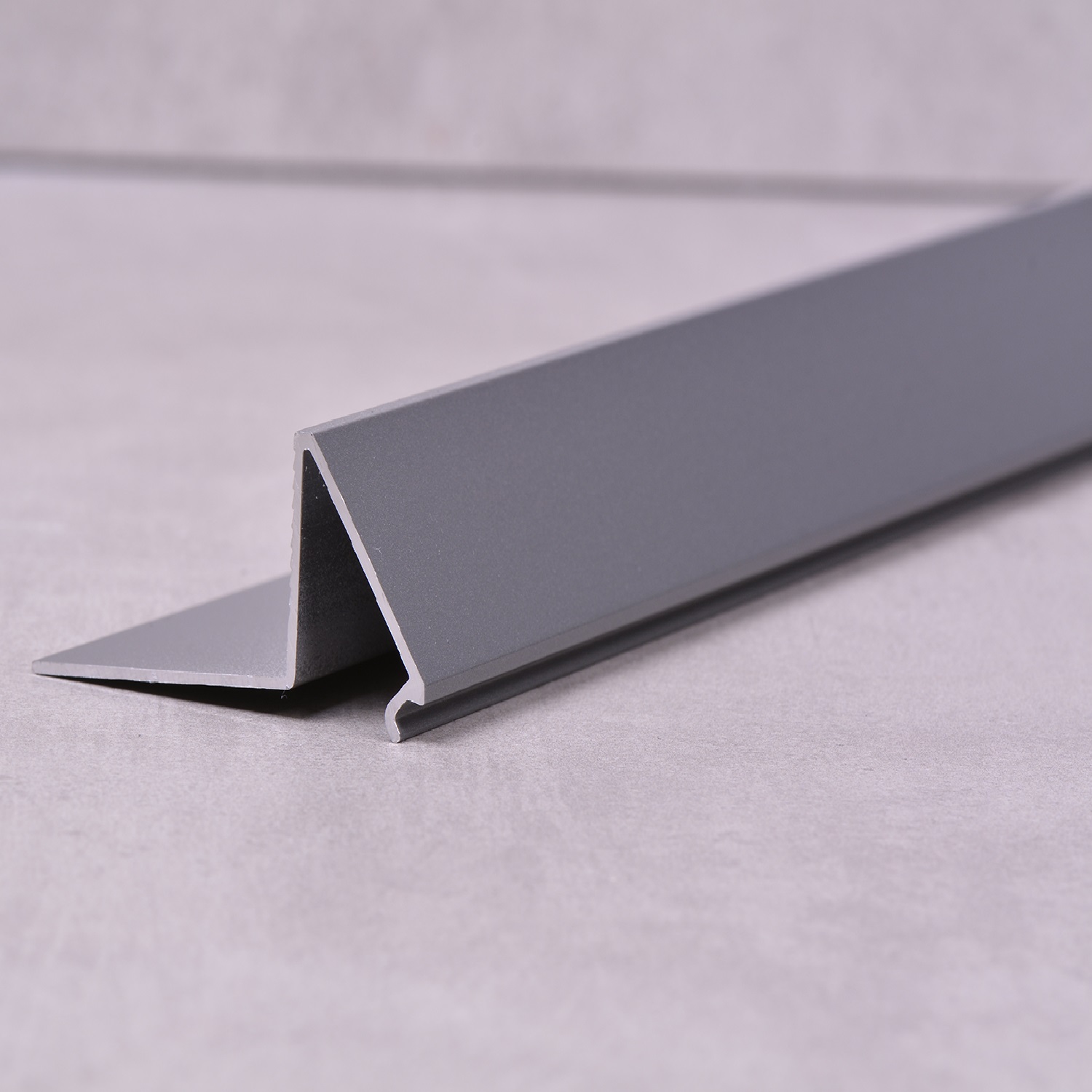 Profilo in alluminio per superficie verniciata a polvere di colore personalizzato di dimensioni OEM
