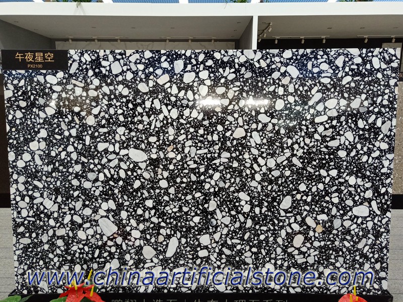 Grandi lastre di marmo artificiale nero aggregato di ciottoli bianchi