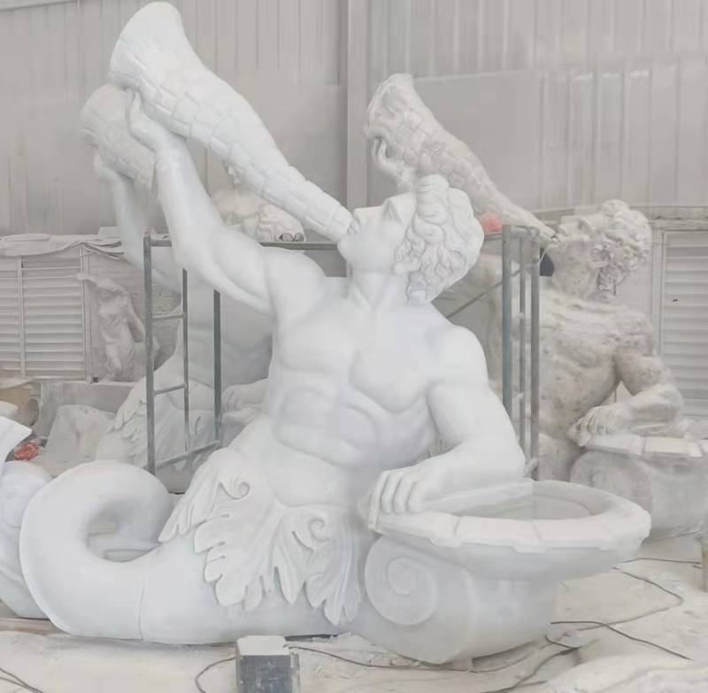 Statua in marmo di Tritone che soffia conchiglia
