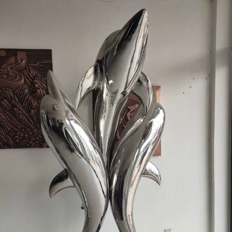scultura delfino in acciaio inox
