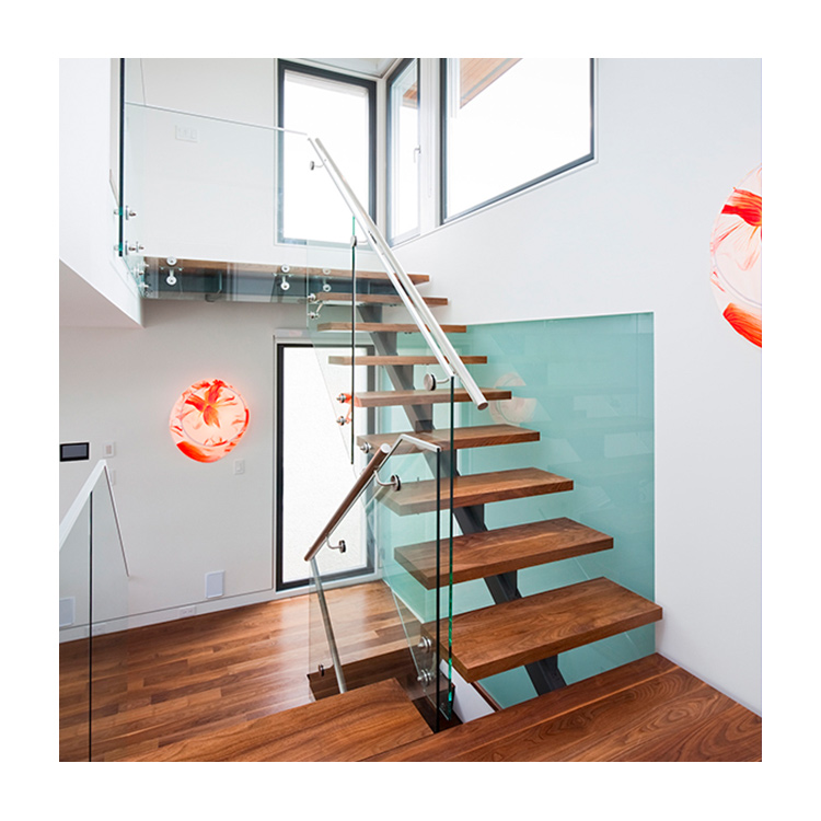 Disegni di scale con ringhiera in vetro per case
