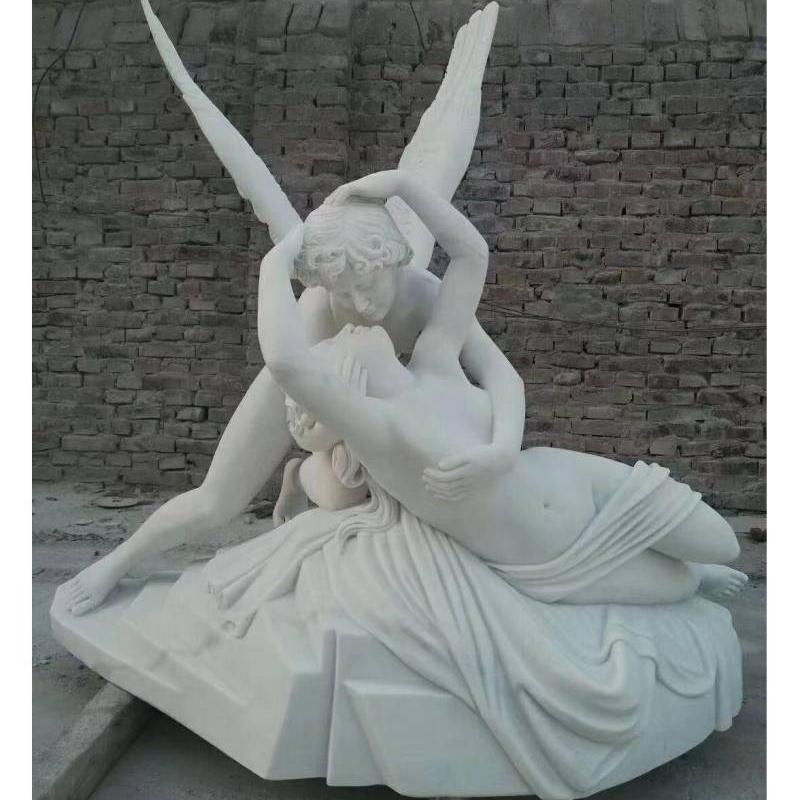Psiche rianimata dalla scultura in marmo del bacio di Cupido

