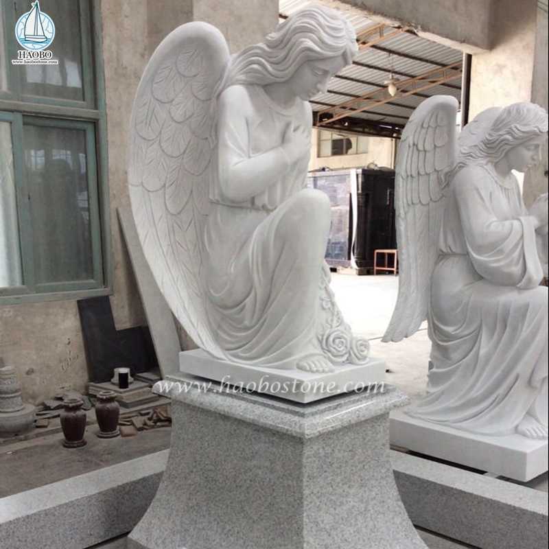 Statua di angelo di preghiera in ginocchio in marmo bianco per memoriale
