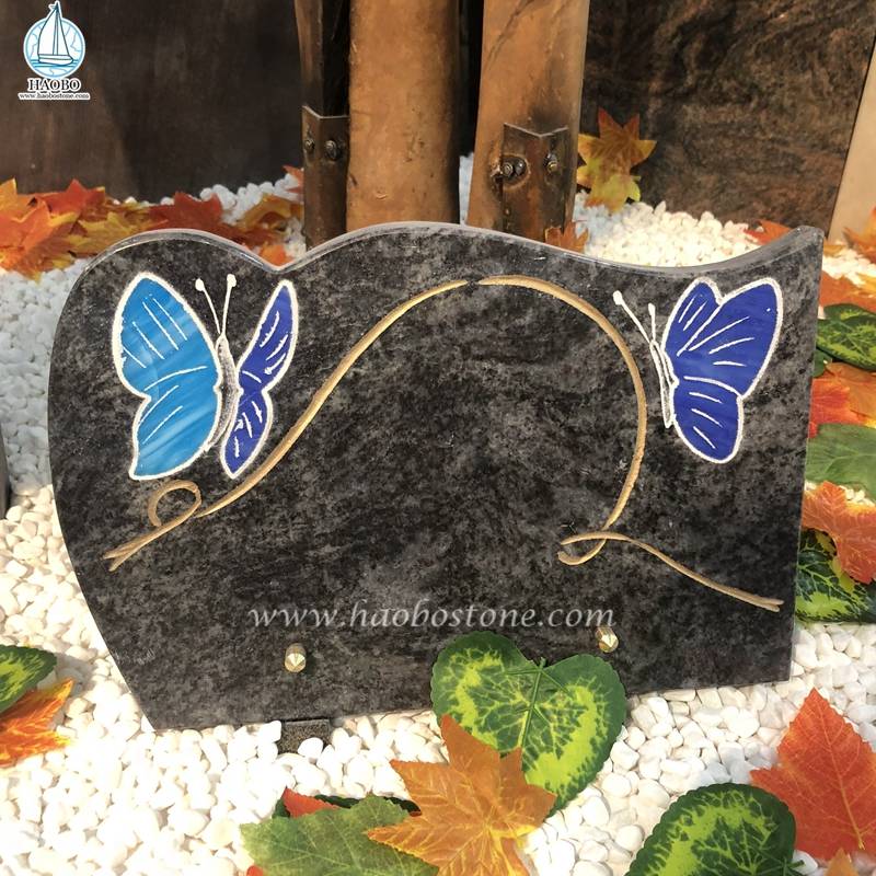 Targa tombale in granito blu Bahama con incisione a farfalla
