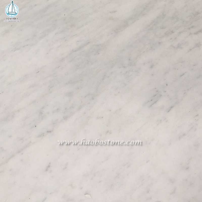 Lapide funeraria scolpita in marmo bianco di Carrara

