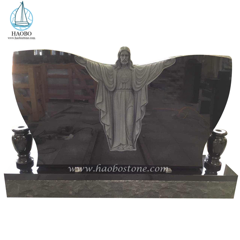Lapide funeraria intagliata con Gesù a forma di farfalla in granito nero
