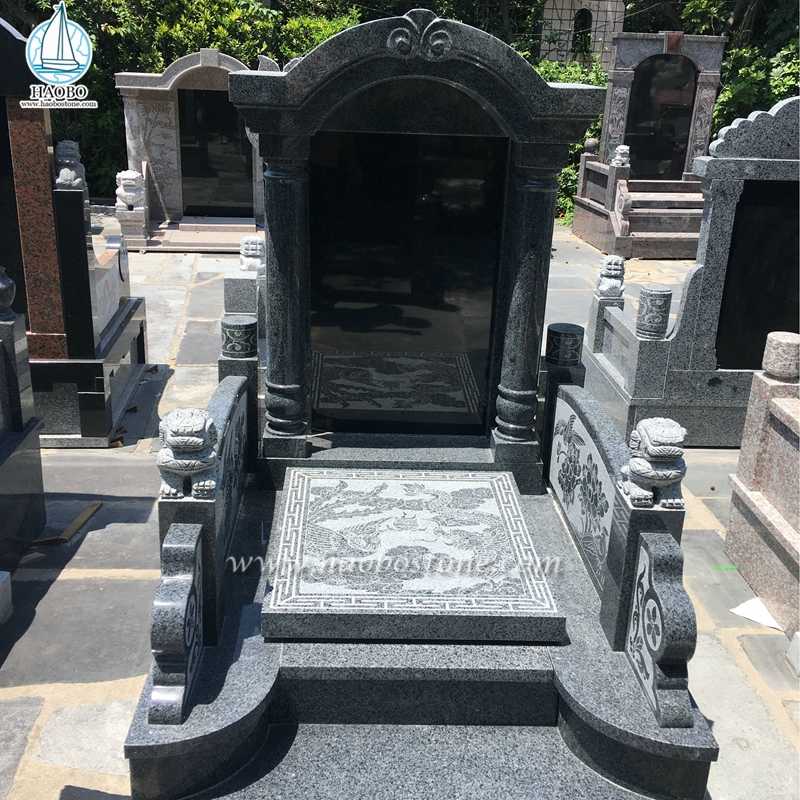 Pietra tombale scolpita con leone in stile cinese in granito grigio scuro
