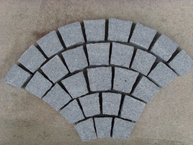 pavimentazione in pietra a maglia di granito grigio
