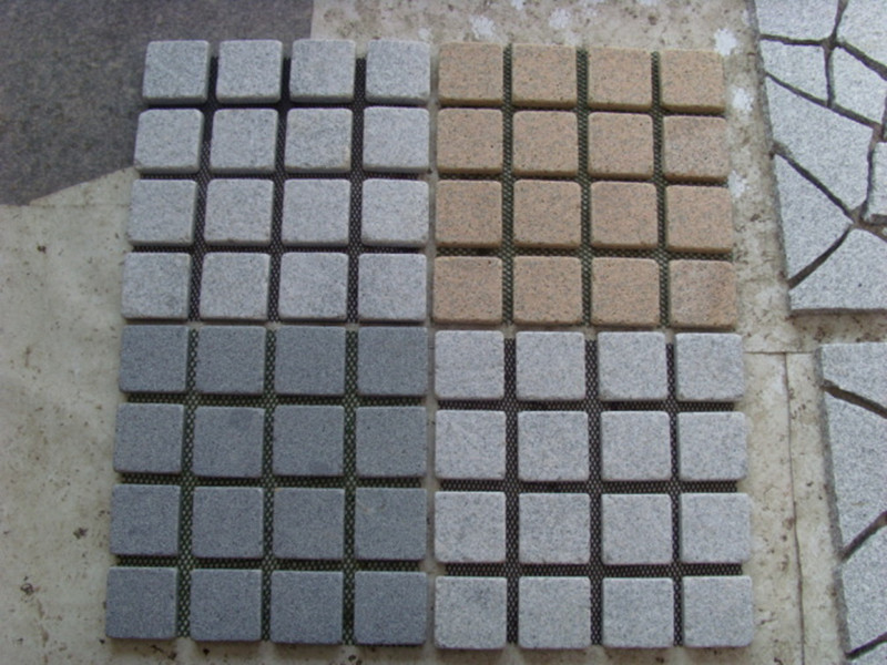 pavimentazione in pietra a maglie di granito multicolore
