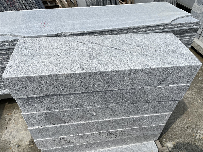 Piastrelle in granito grigio Juparana