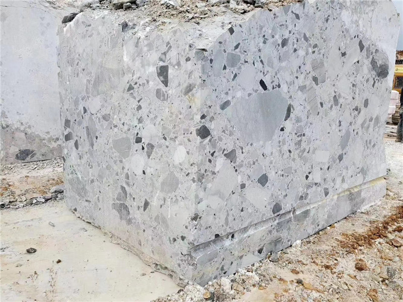 blocco di marmo grigio fossile