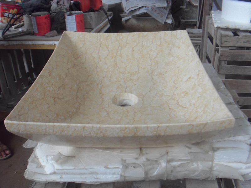 Lavabo da bagno in marmo beige di forma rettangolare
