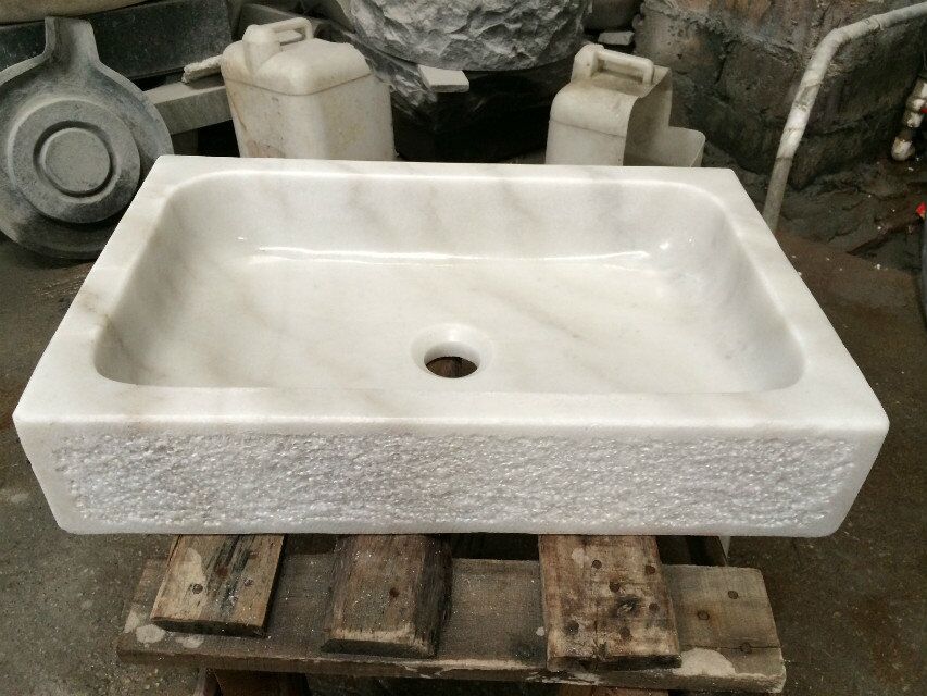lavabo in marmo bianco di forma quadrata
