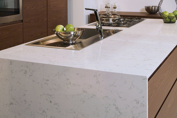 Piano cucina in quarzo con venature in marmo naturale porcellana
