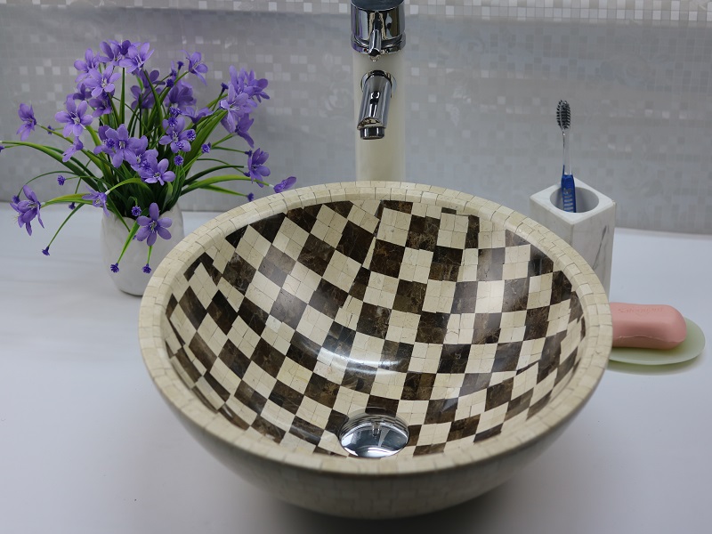 Lavabo e lavabo da bagno in mosaico di marmo di forma rotonda

