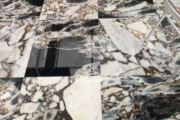 pavimento in piastrelle di marmo bianco e grigio