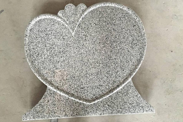 lapide in granito bianco a forma di cuore