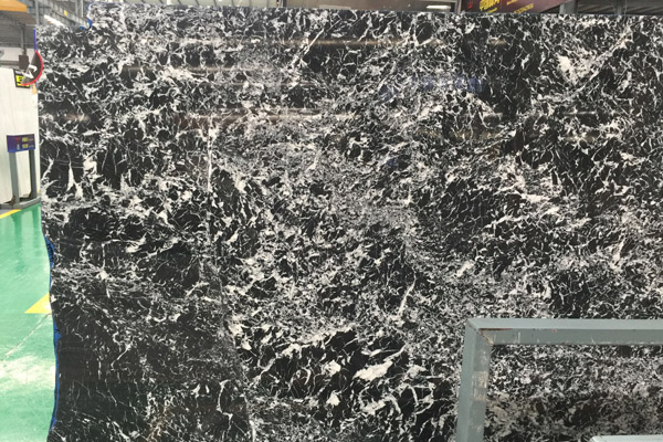 rivestimento in piastrelle di marmo nero venato bianco