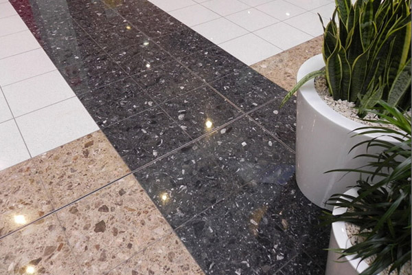 pavimento in agglomerato di piastrelle di marmo
