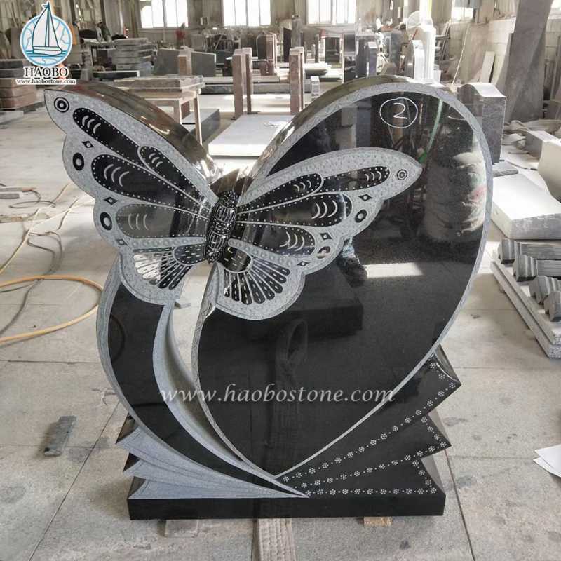 Cuore di granito nero con lapide commemorativa scolpita a farfalla
