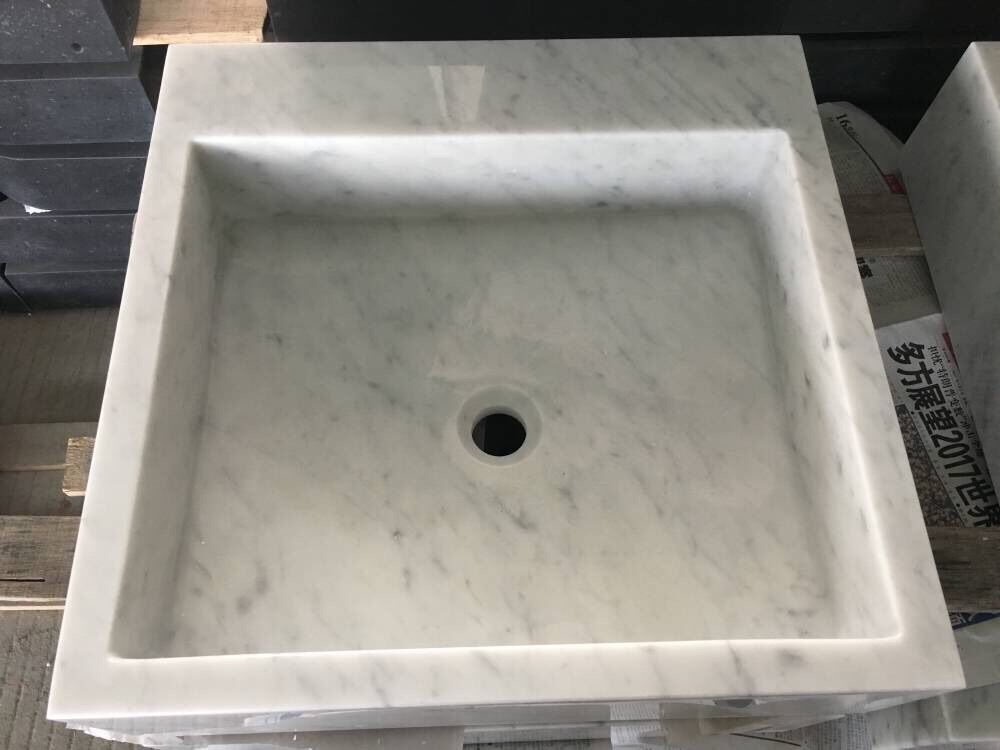 Lavello in marmo bianco carrara di forma quadrata
