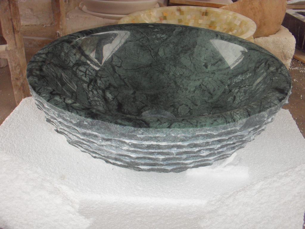 Lavello in marmo verde lavabo di forma rotonda con superficie ruvida in pietra
