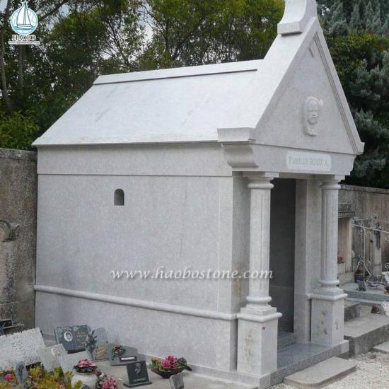 Mausoleo di famiglia scolpito a croce di granito grigio per la cremazione
