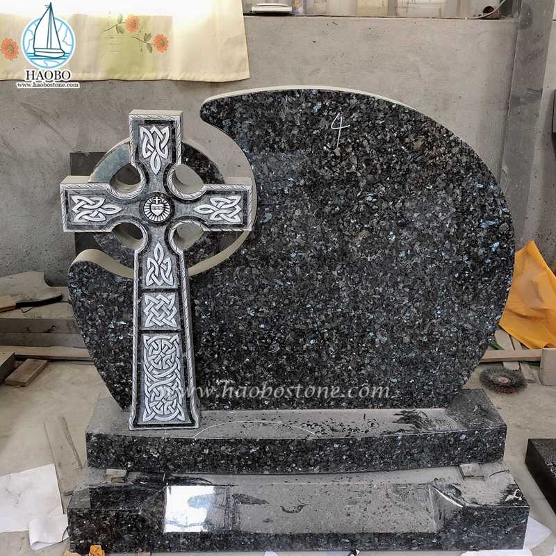 Pietra tombale funeraria scolpita a croce celtica in granito blu perla
